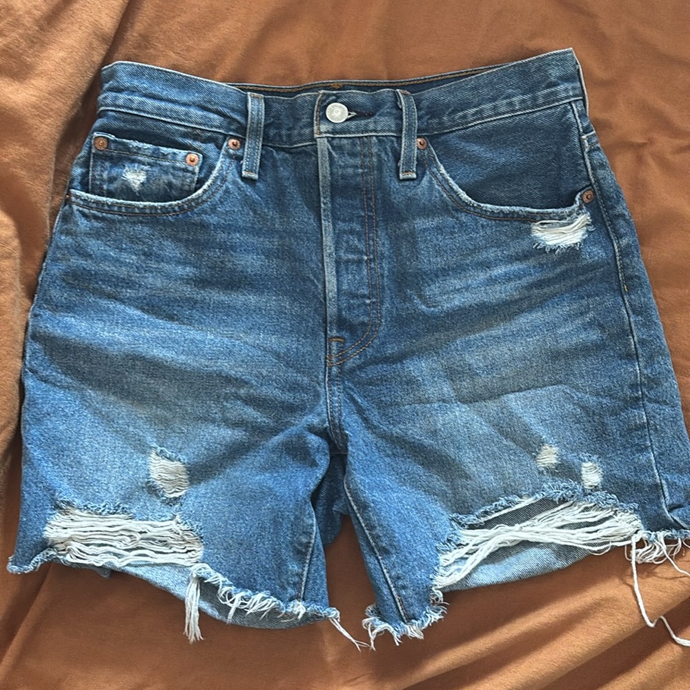 Levi’s 501 Shorts • 28